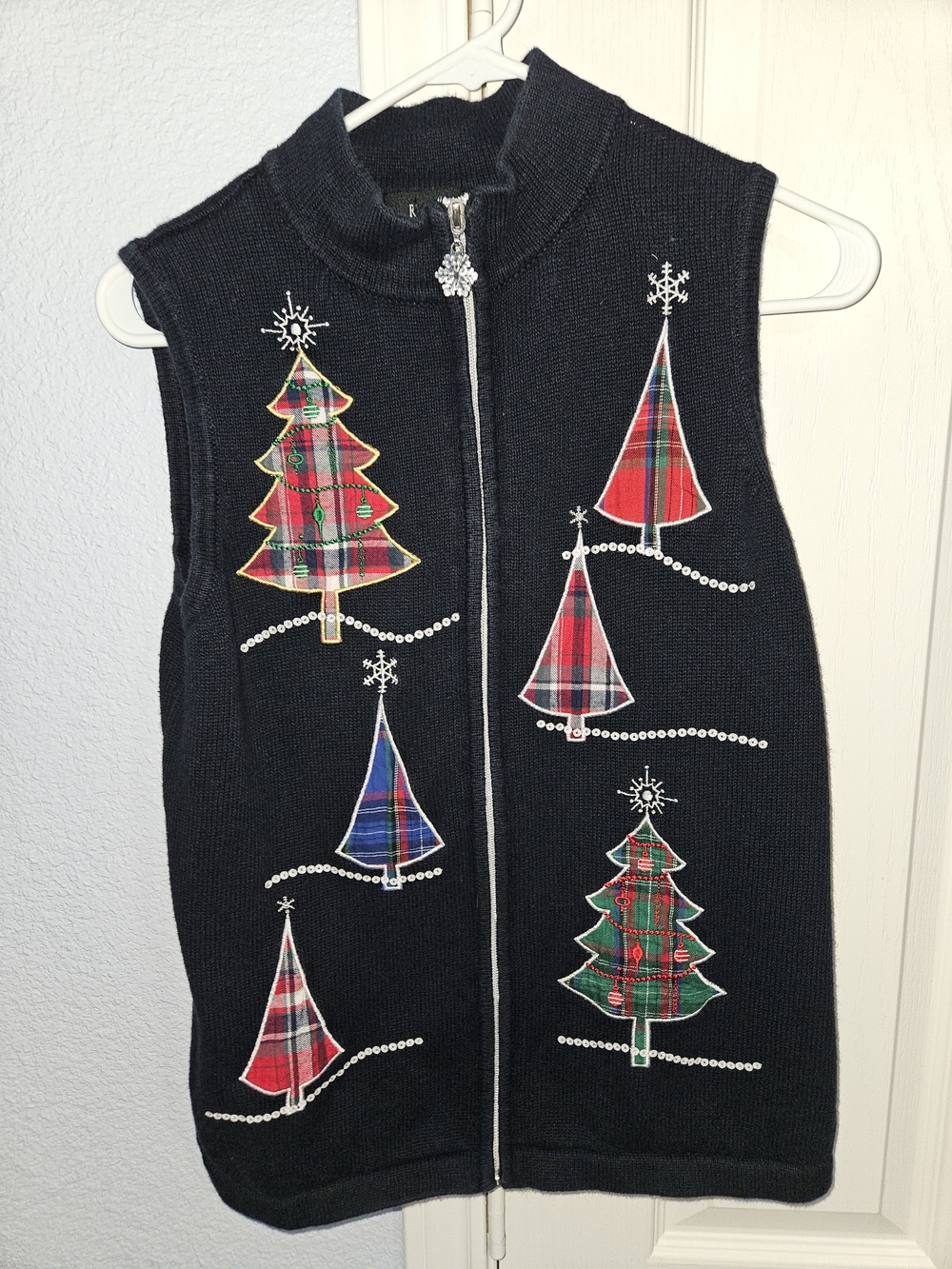 RQT Plaid Christmas Tree Sweater Vest Size Medium 55% Ramie 45% Cotton
